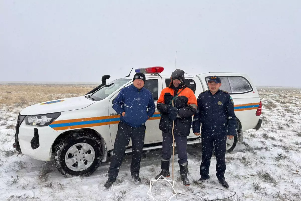 Двух пассажиров на застрявшем авто и заблудившегося пастуха спасли в метель в Костанайской области