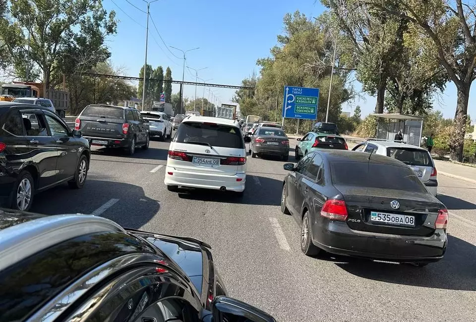 Водители жалуются на пробки у «Алтын Орды» из-за самовольно накатанного разворота под Алматы