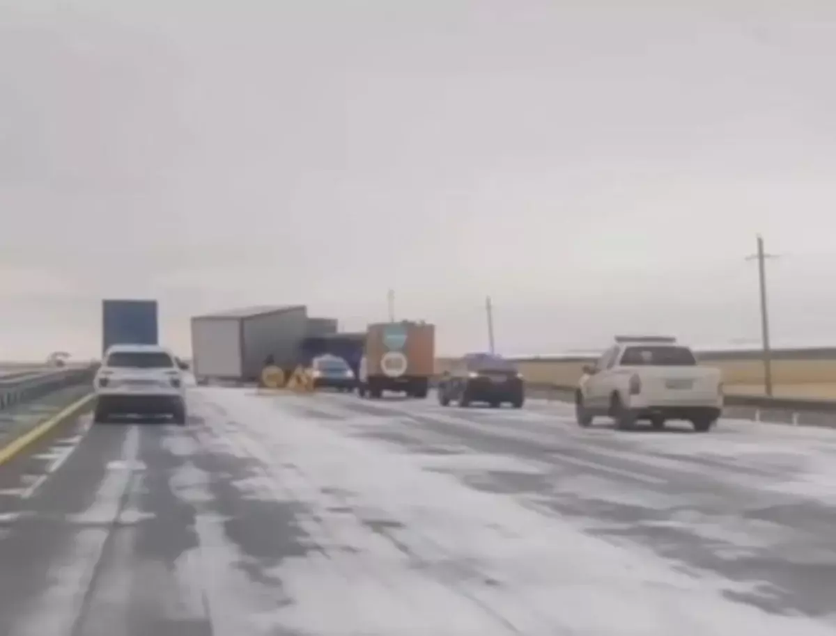 Фура опрокинулась на трассе в Акмолинской области из-за гололеда