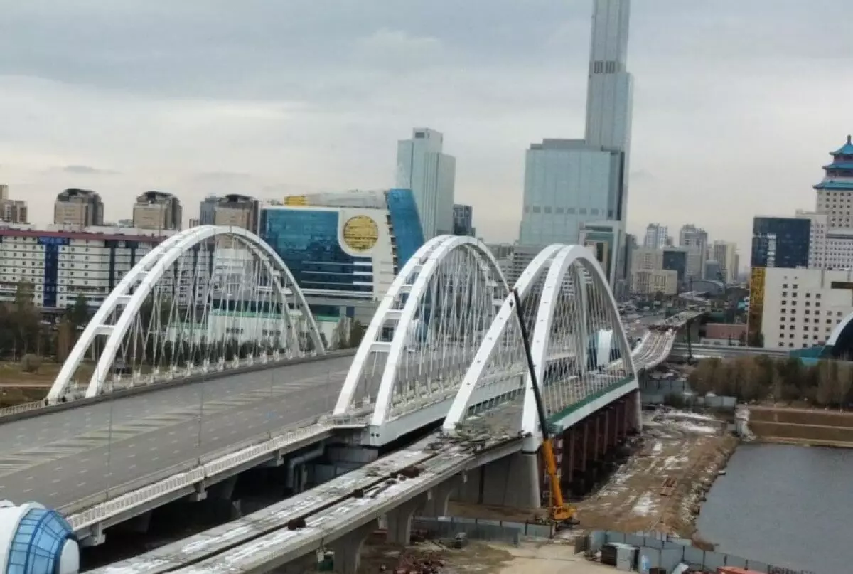 В Астане завершено строительство вантового моста LRT через реку Есиль