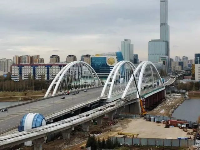 В Астане завершили строительство вантового моста LRT через реку Есиль