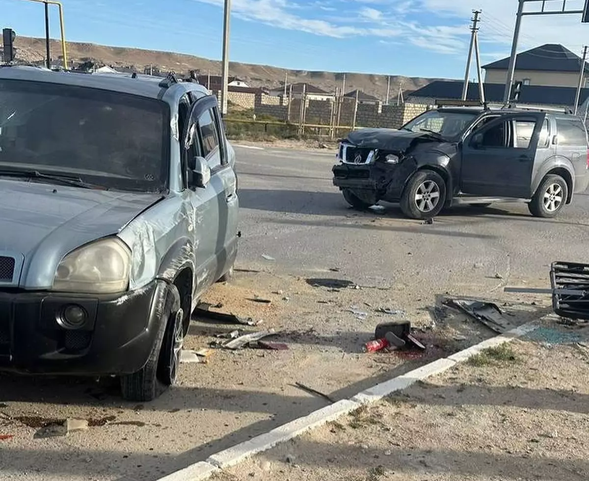 Столкновение двух автомобилей попало на видео в Мангистау