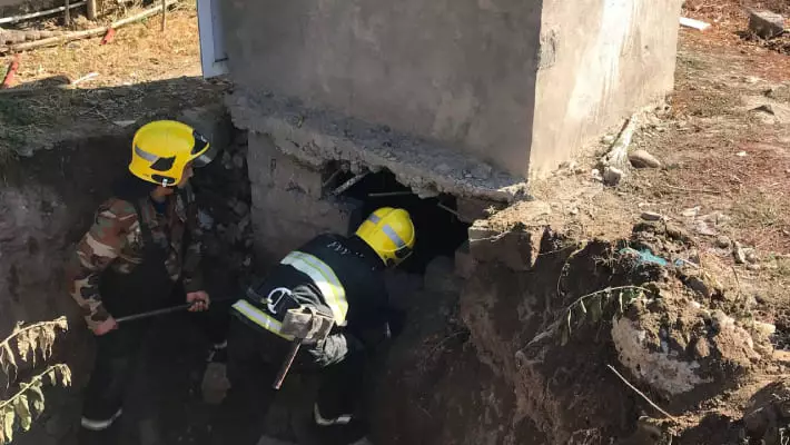 В Ташобласти спасли ребенка, упавшего в выгребную яму