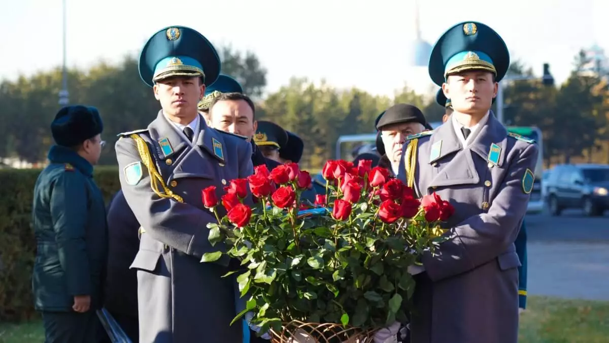 Жители Астаны возложили цветы к памятнику Ракымжана Кошкарбаева