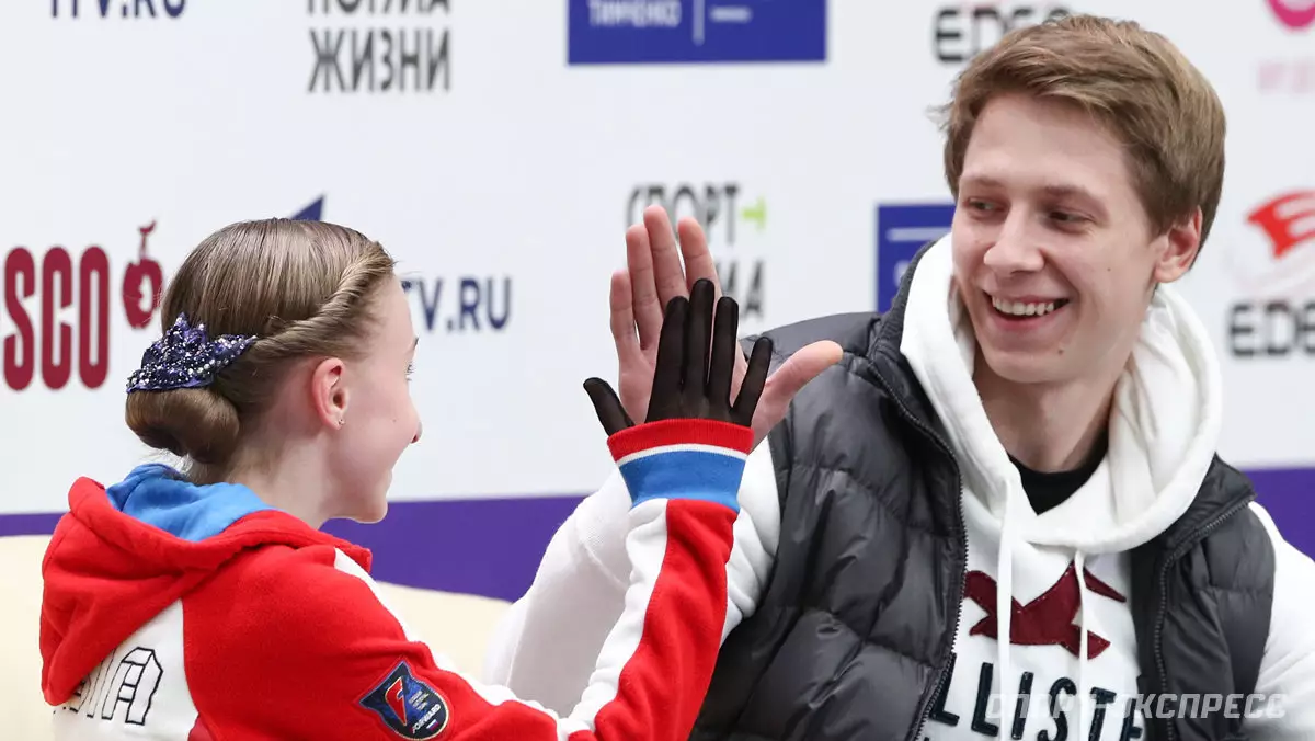 Липницкая действительно родила и замужем. Это официально подтвердил тренер «Ангелов Плющенко»