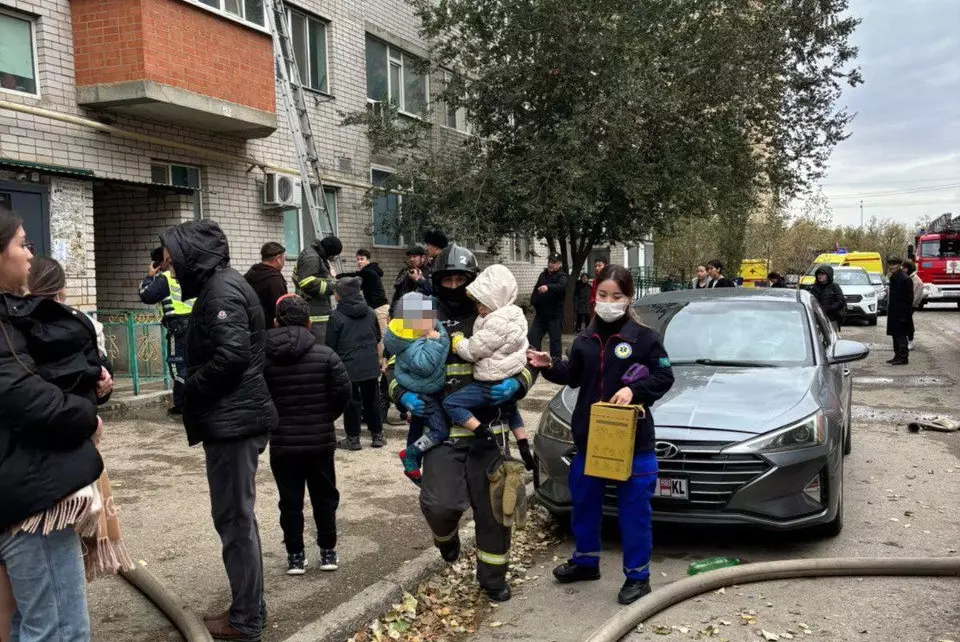 Актюбинские спасатели при пожаре спасли и эвакуировали 21 человека