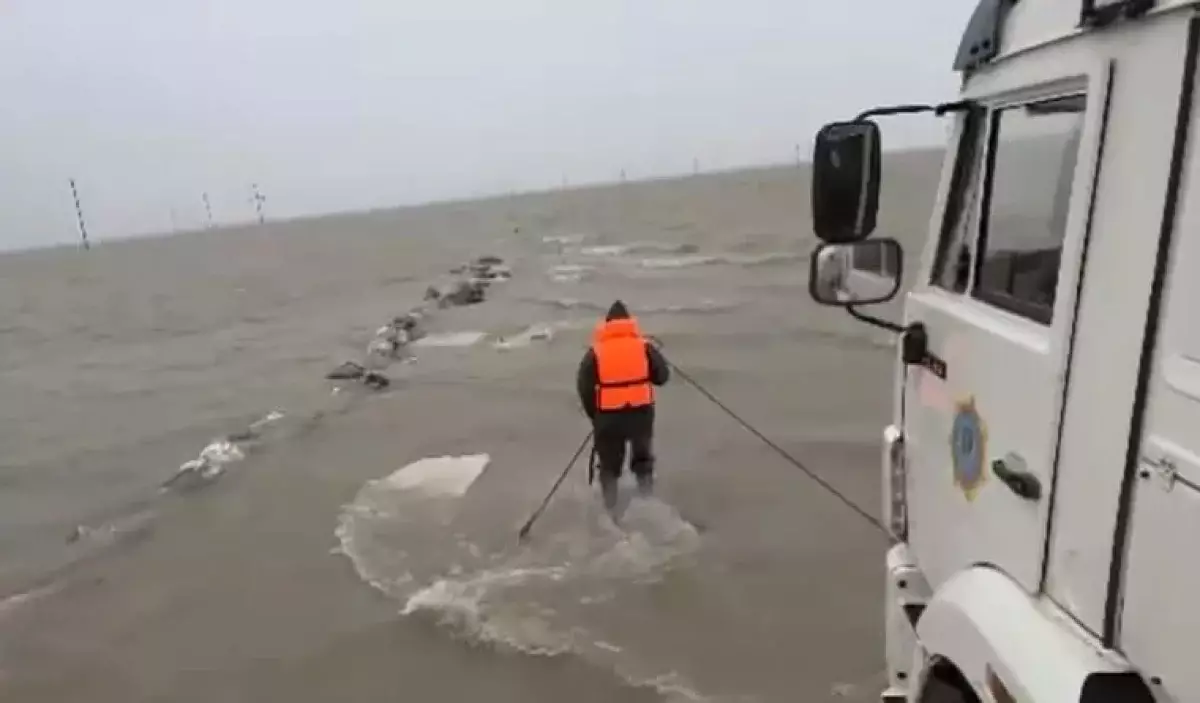 Как спасатели из Уральска пробирались по ледяной воде, показывая путь машине с людьми