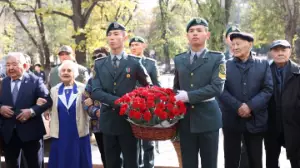 В день 100-летия Рахымжана Кошкарбаева алматинцы возложили цветы к его мемориалу