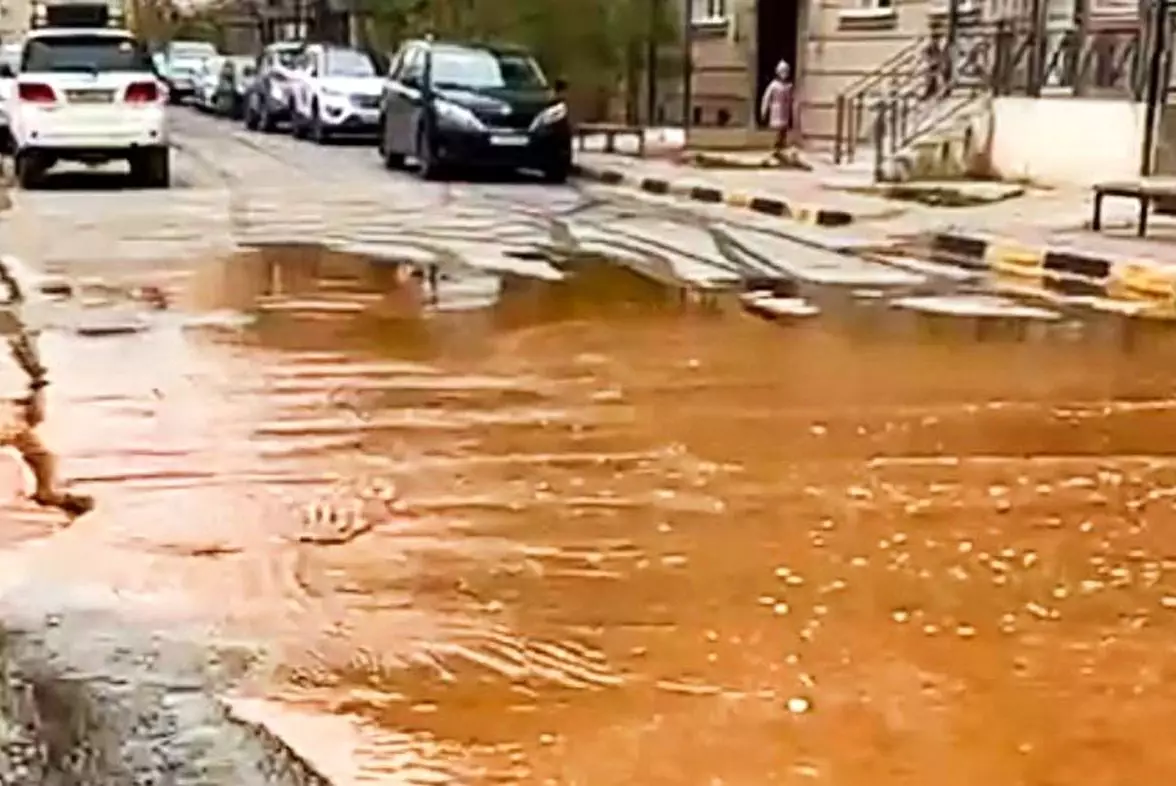 Улицы Актау затопило ржавой водой