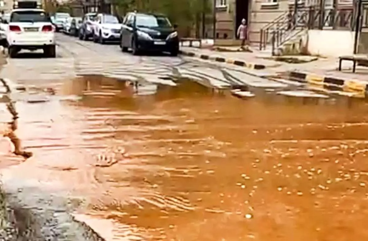 Улицы затопило ржавой водой из-за крупного порыва в Актау