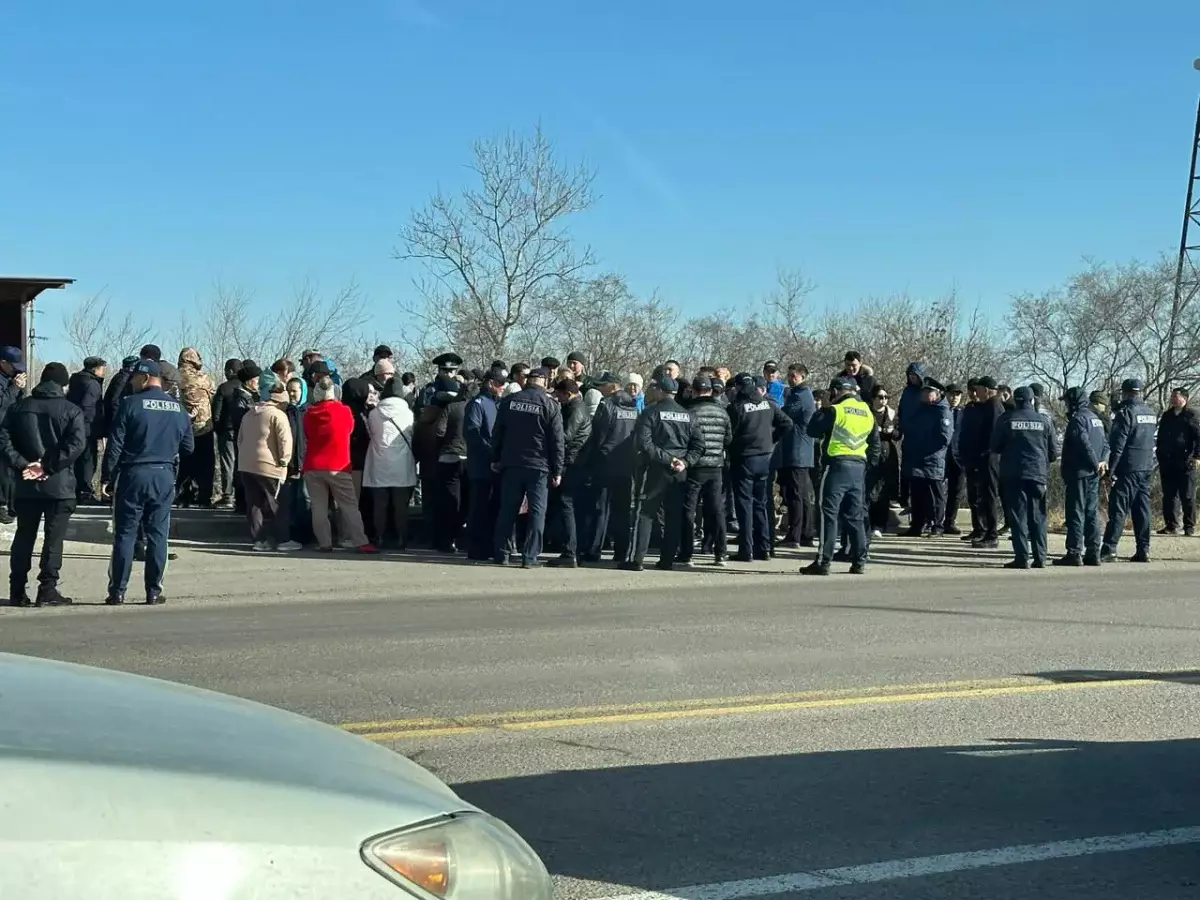 Митинг на трассе «Караганда-Астана: люди потребовали ремонта дорог