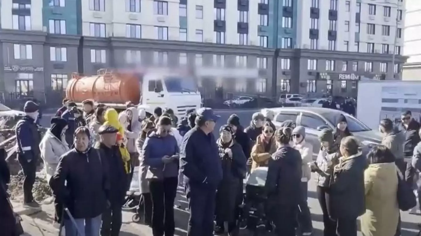 Год без воды: жители жилого комплекса вышли на митинг в Атырау 