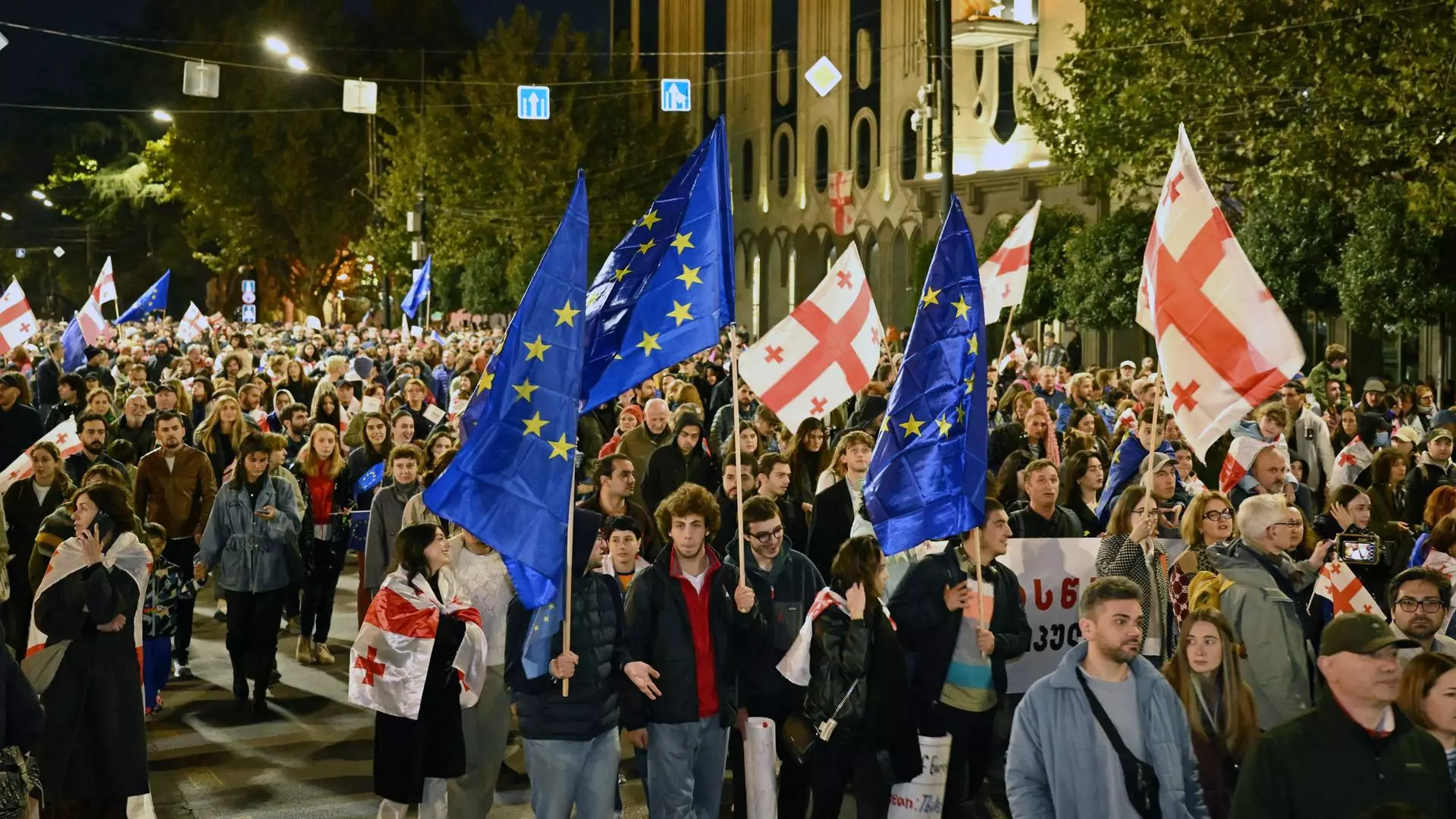 Тысячи граждан Грузии вышли на митинг за вступление в Евросоюз