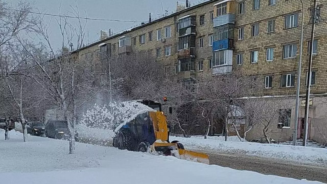 Более 350 единиц снегоуборочной техники будут работать этой зимой в Караганде