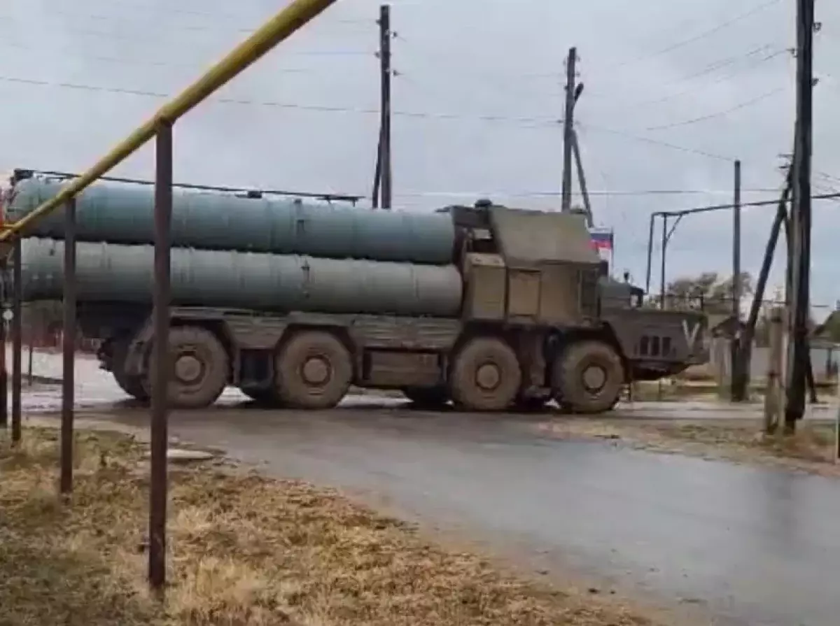 «Z» және «V» белгілері бар»: Батыс Қазақстанда Ресейдің әскери техникалары не істеп жүр?