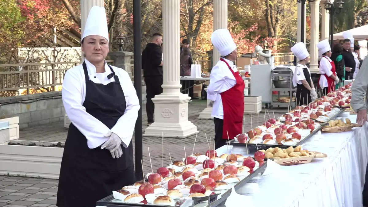 Халықаралық алма күні: Алматының үздік аспаздары апорттан  дәм әзірледі