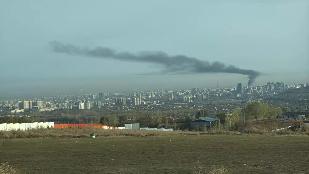 Черный дым от пожара в центре Алматы встревожил горожан