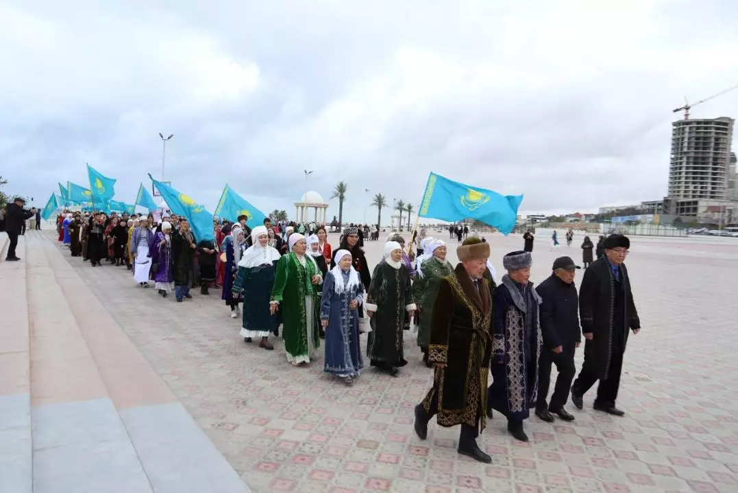 В честь Дня Республики в Актау провели парад национальной одежды