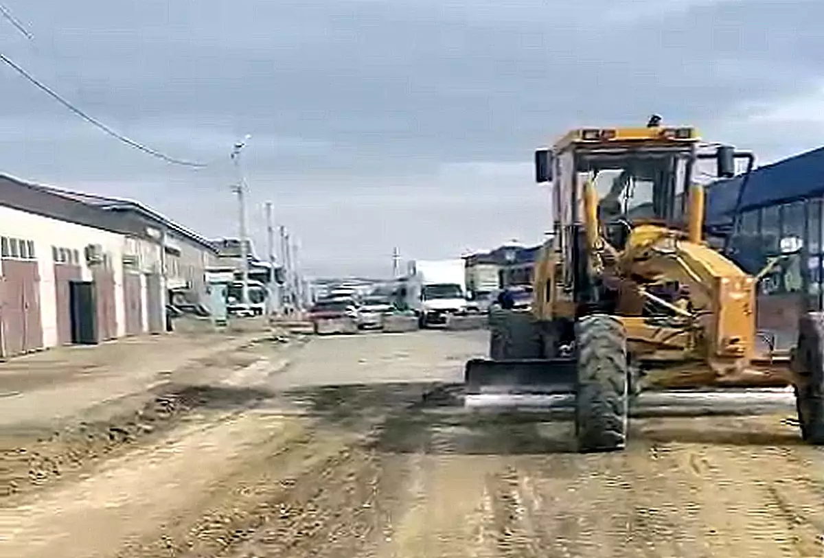 Чиновники пообещали за месяц уложить дорогу в пригороде Актау