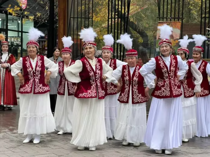 Әлеуметтік қызметкерлер күніне орай қолөнер көрмесі өтті