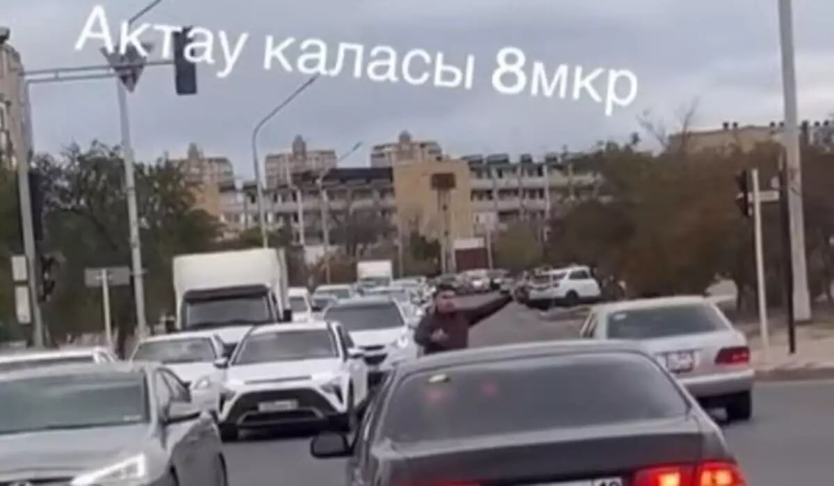 Гражданского регулировщика наказали в Актау (ВИДЕО)