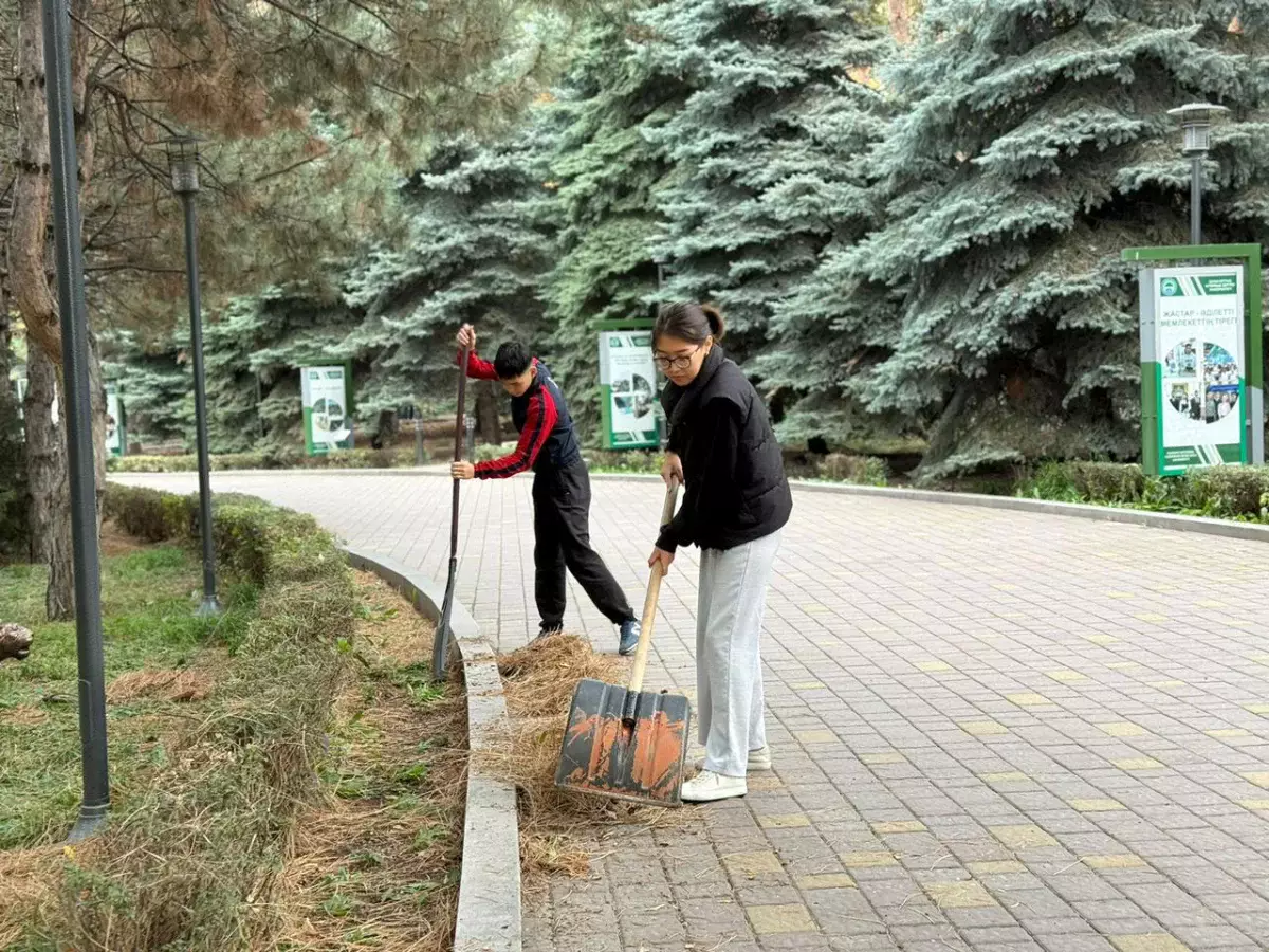 Жарқын күз: Алматылық студенттер "тазалық сенбілігін" өткізді