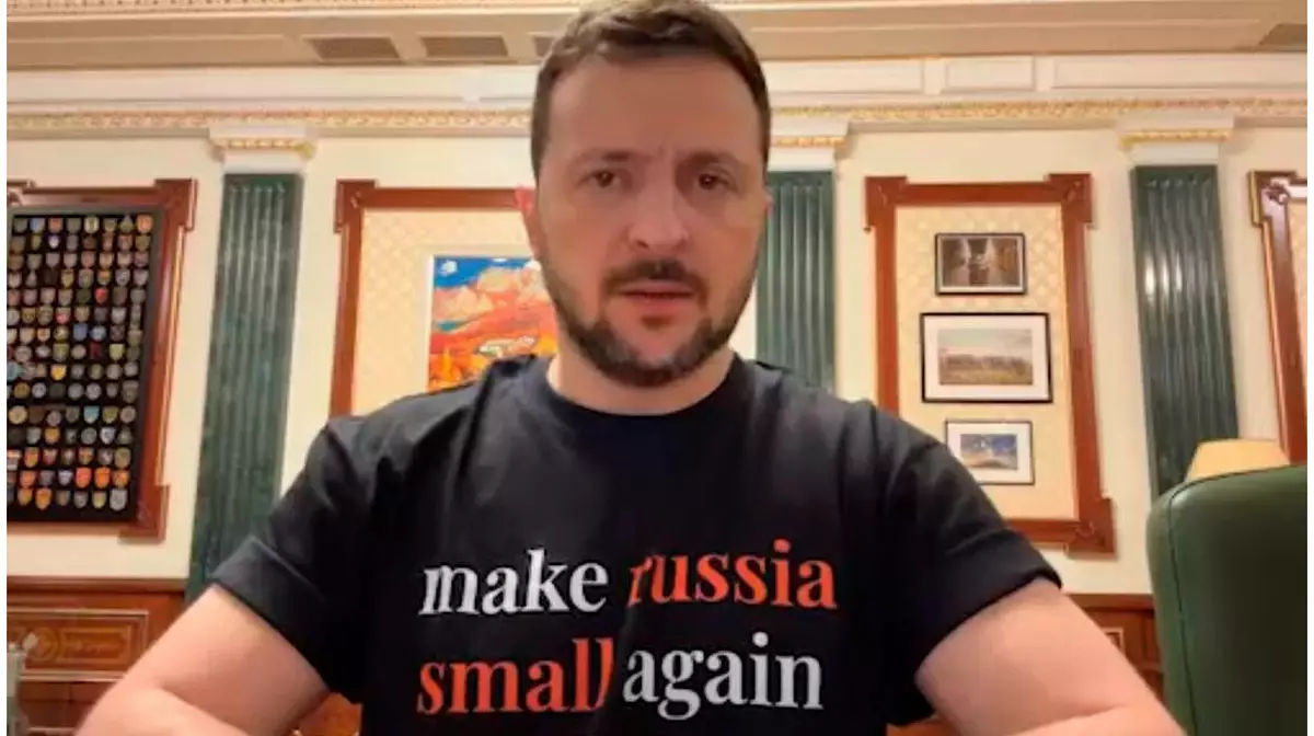 Зеленский надел футболку с надписью «Make Russia small again»