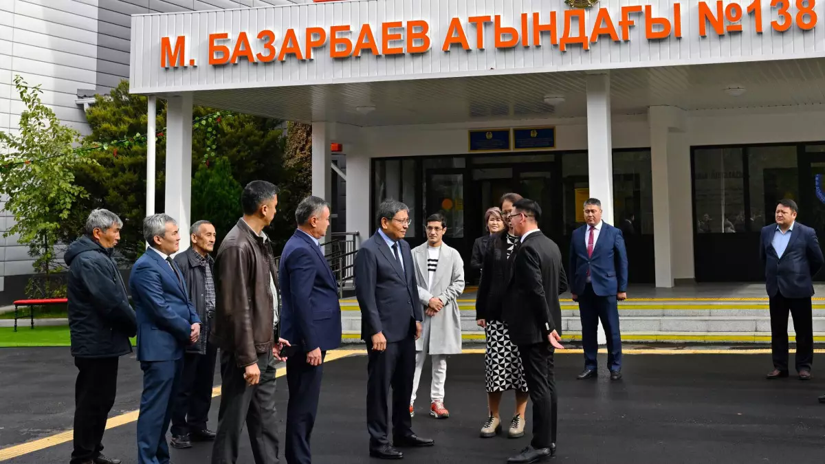 Алматы әкімі Ерболат Досаев сейсмикалық күшейту мен күрделі жөндеуден өткен мектепті көрді