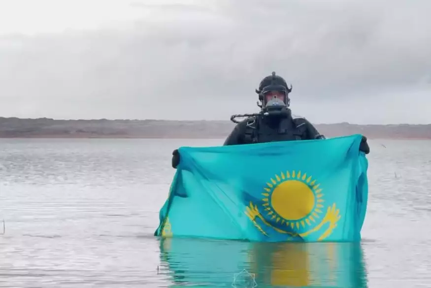 Пожарные, кинологи и водолазы из разных регионов страны передали друг-другу флаг Казахстана