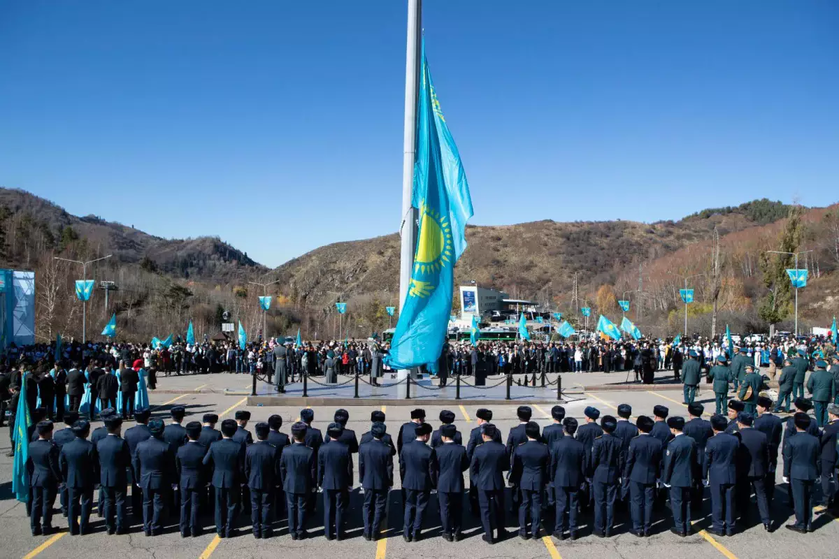 Алматыда Республика күніне орай Мемлекеттік туды көтеру рәсімі өтті