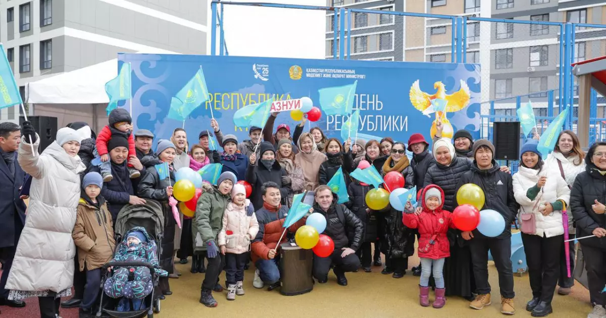   Астанада мәдениет саласы қызметкерлеріне пәтердің кілтін табыстады   