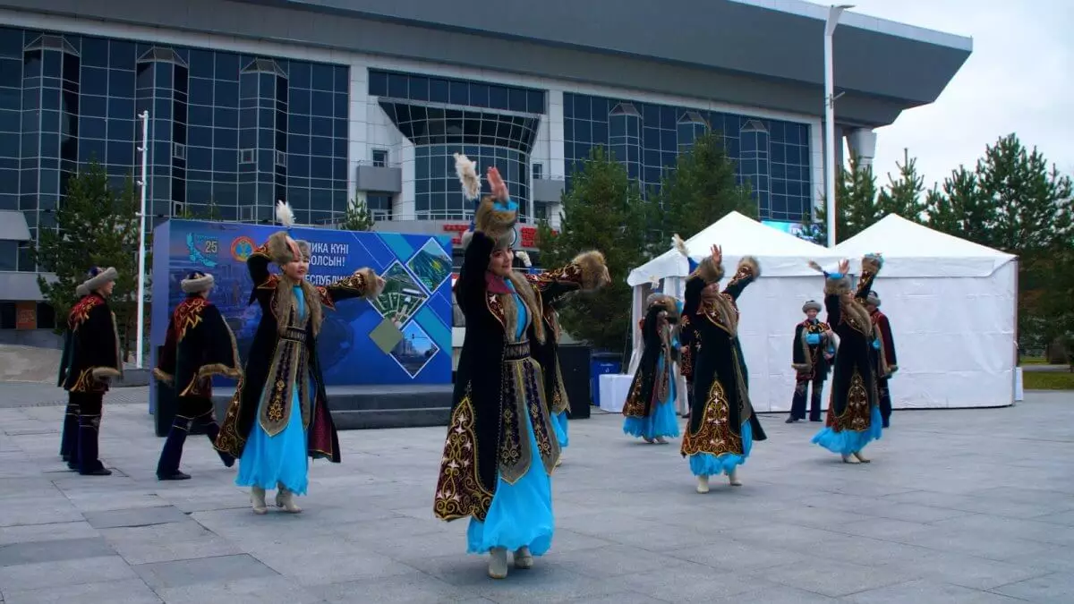 В Центральном парке Астаны прошел праздничный концерт