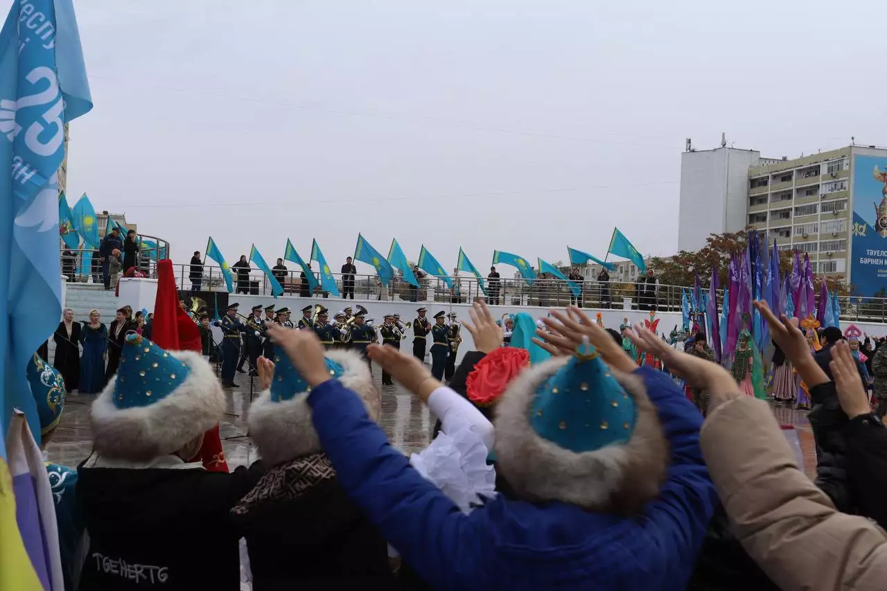 В Актау прошла церемония поднятия Государственного флага ко Дню Республики