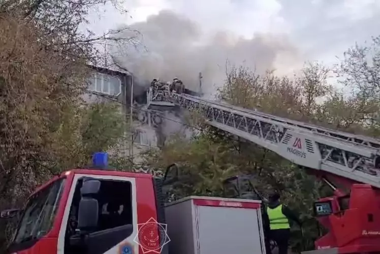 Пять человек эвакуировали из горящего дома в Каскелене