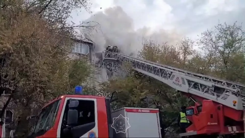 Пожар в многоэтажке в Каскелене: госпитализирована женщина