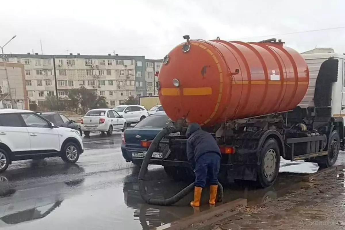 650 кубометров дождевой воды откачали с улиц Актау