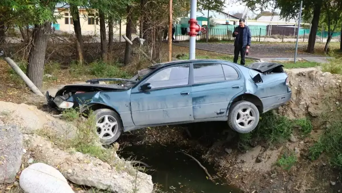 В Алматы девушка на Lexus пыталась на скорости перелететь через канаву