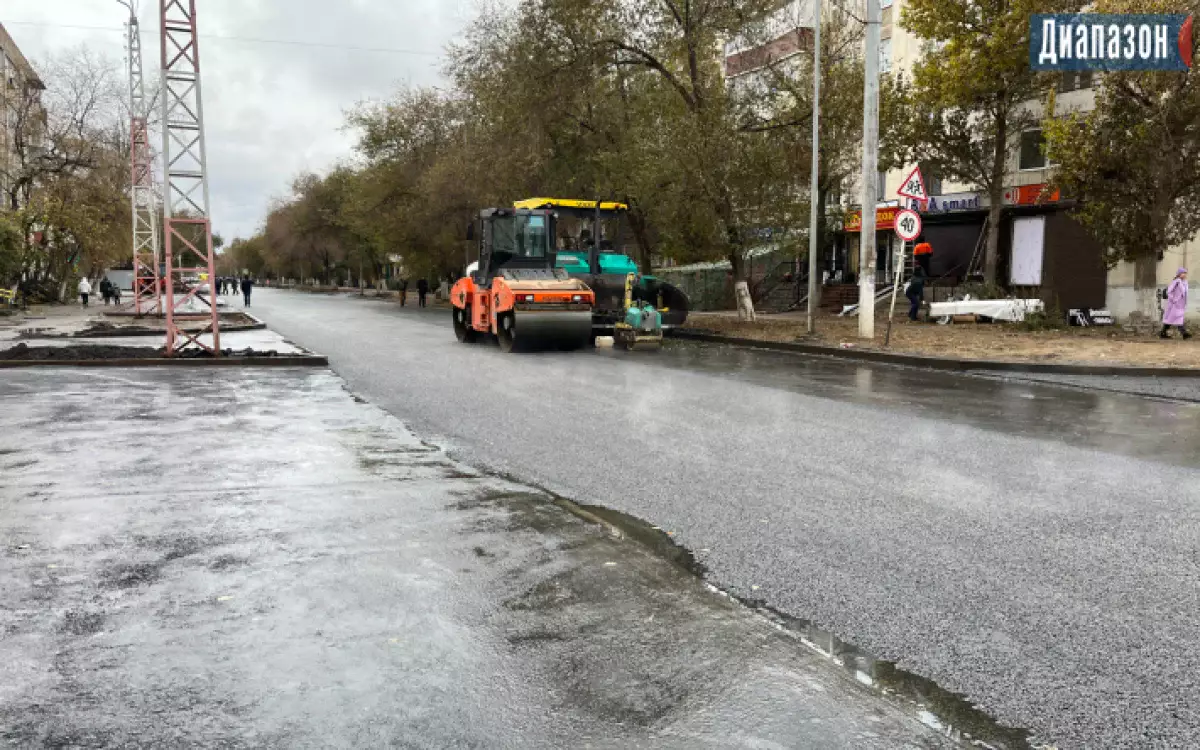 Асфальт в дождь укладывали в Актобе