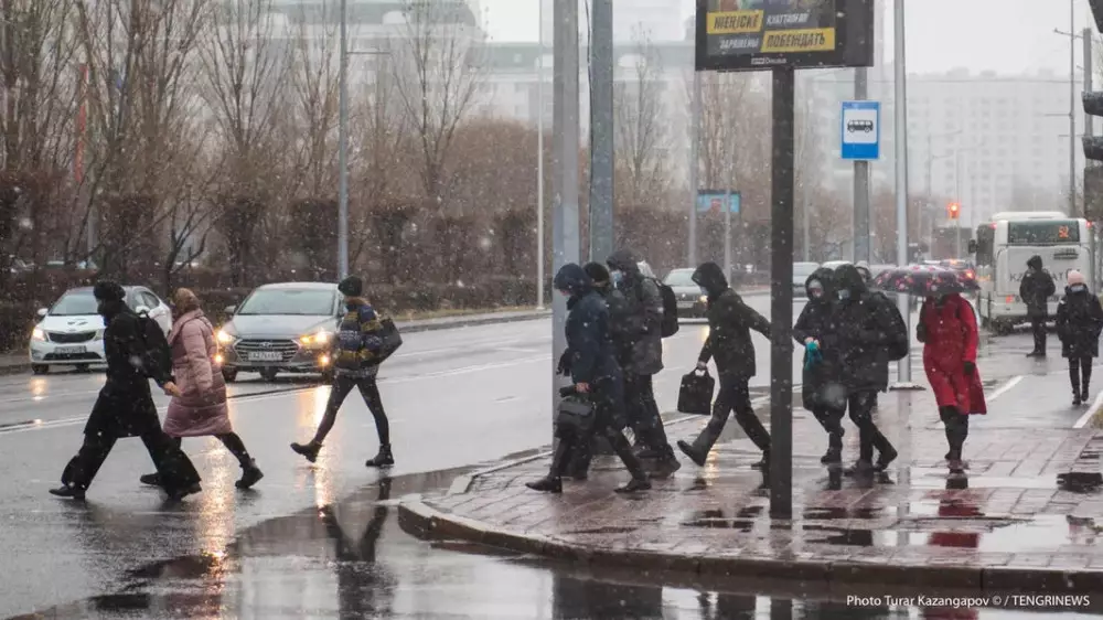 Дождь, снег, туман. Штормовые предупреждения объявили в ряде областей Казахстана