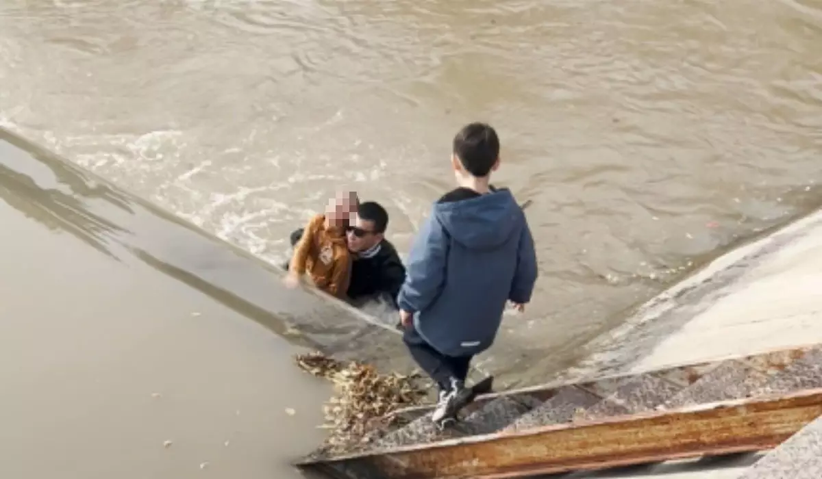 «Рахмет, ага»: видео спасения тонущего мальчика в Алматы обсуждают казахстанцы