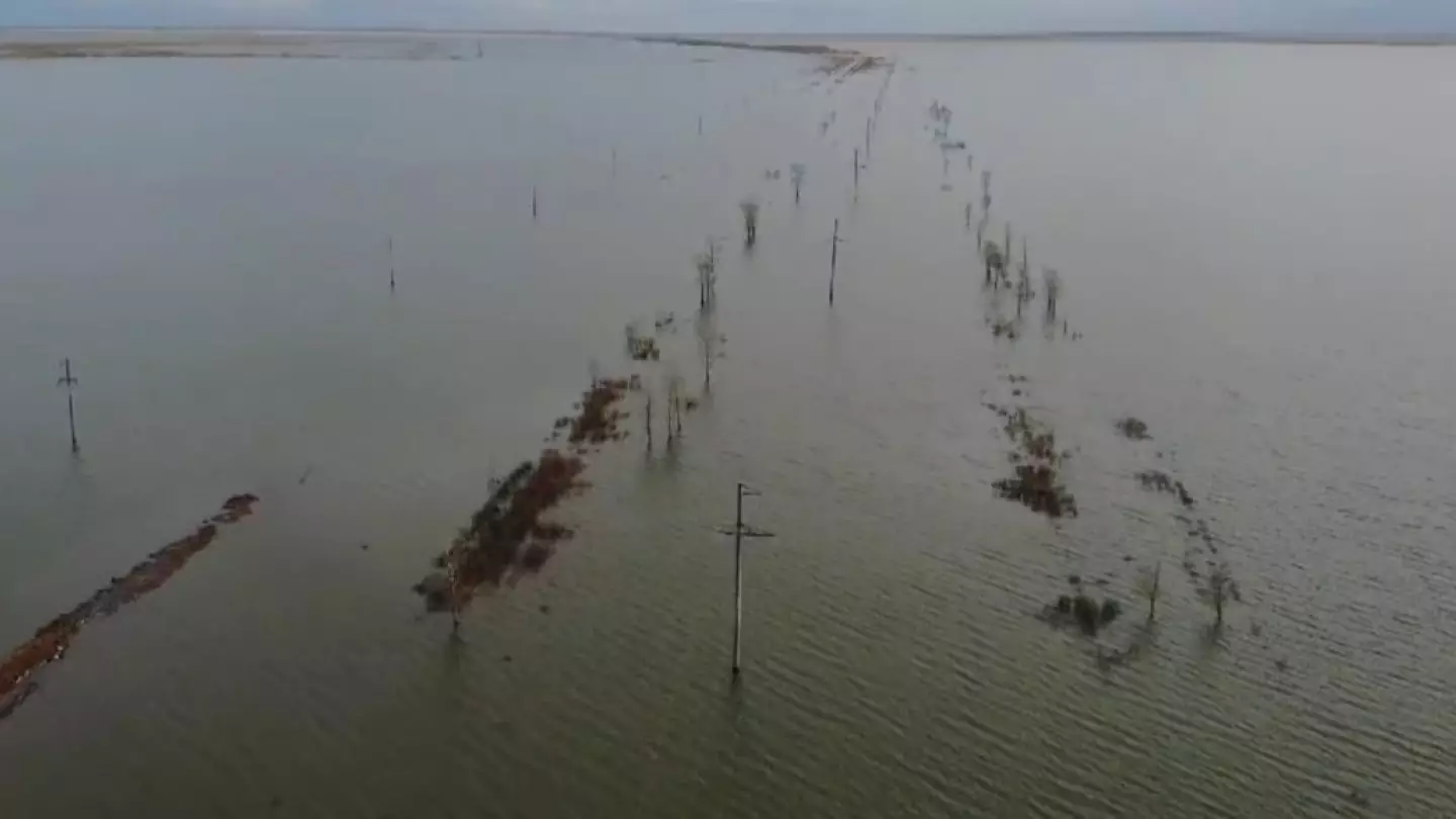 Водная осада: в Костанайской области продолжают бороться с последствиями паводка