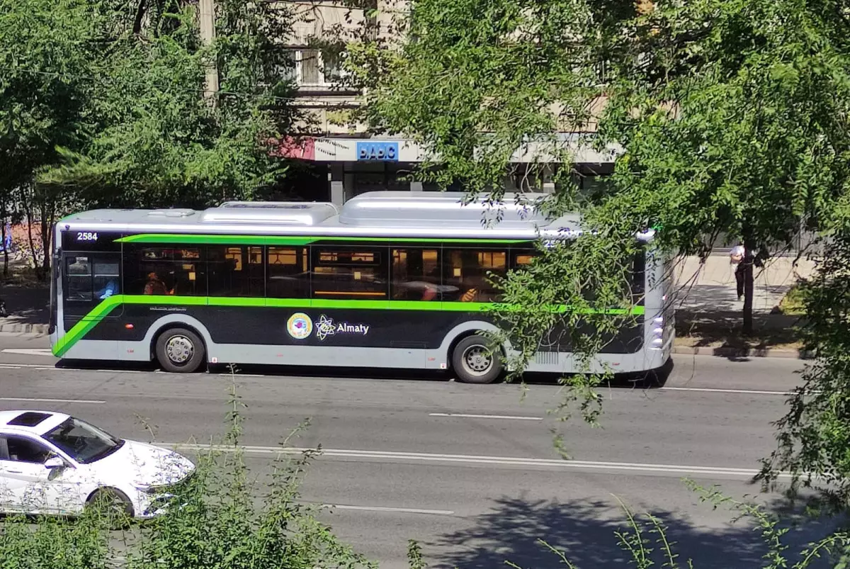 Прохожий напал с ножом на водителя автобуса в Алматы