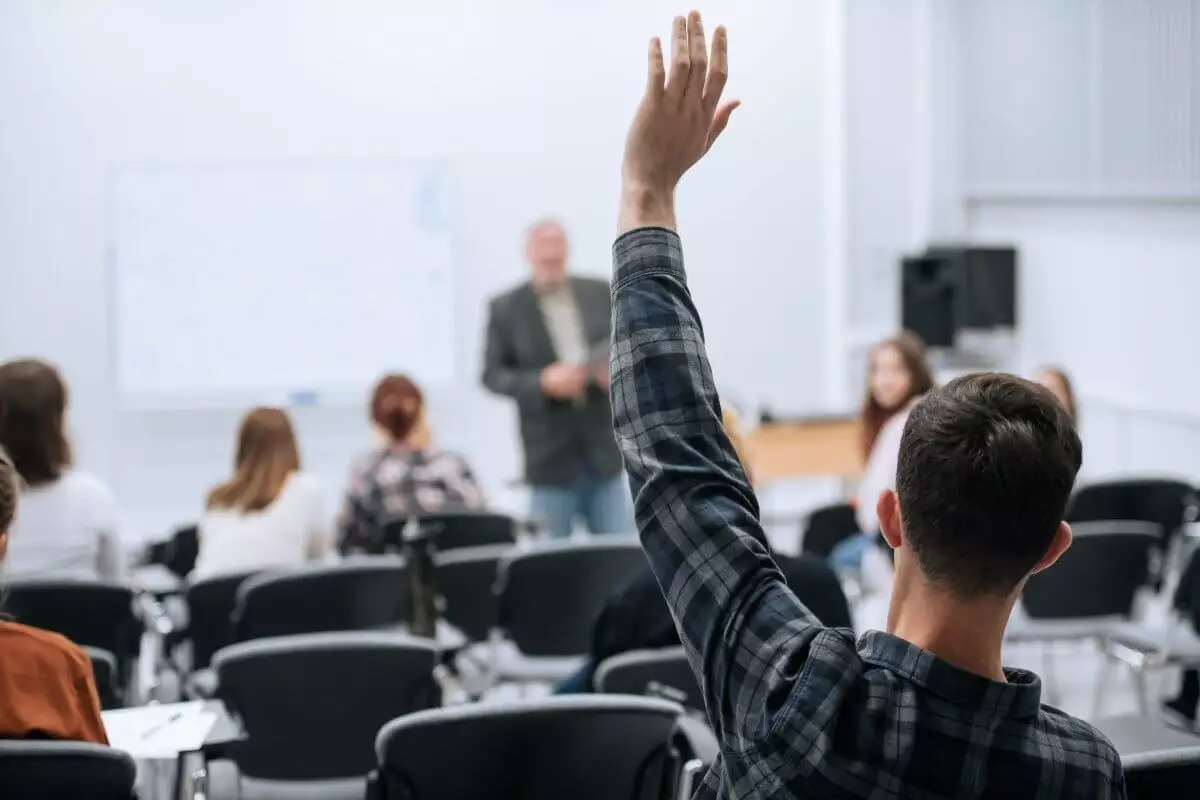 Студент во время экзамена облил преподавателя перцовкой