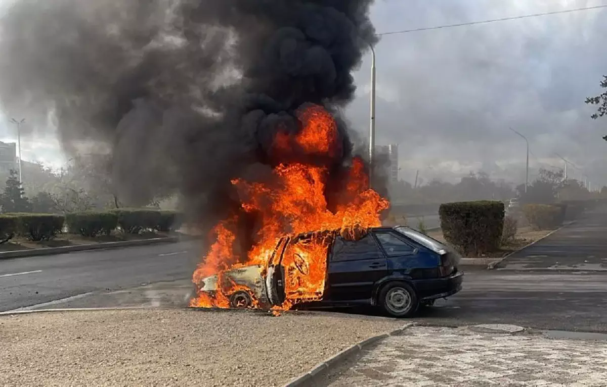 Тушение автомобиля в Актау глазами спасателя