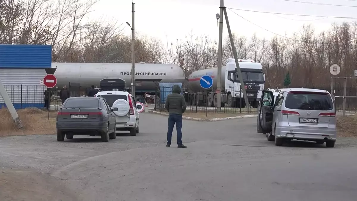 Часами в очередях: в Уральске наблюдается дефицит сжиженного газа для автомобилей