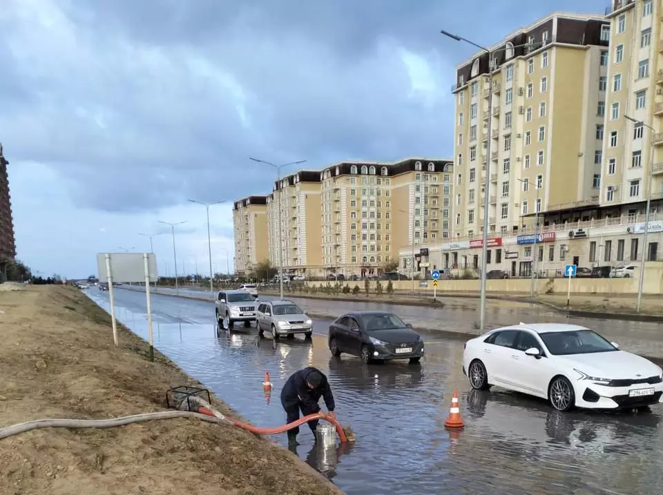 С улиц Актау откачали 350 кубометров дождевой воды