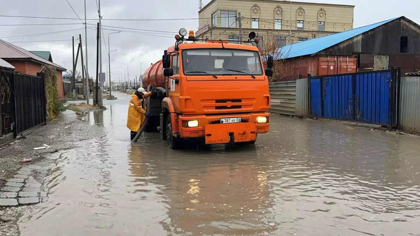 Улицы Атырау остались под водой после обильного дождя