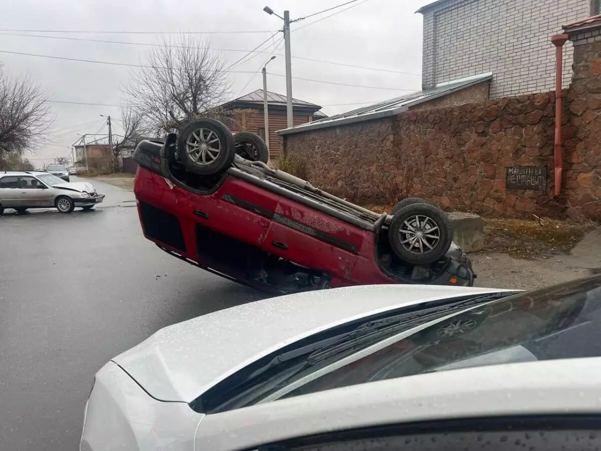 Автомобиль перевернулся после ДТП в области Абай