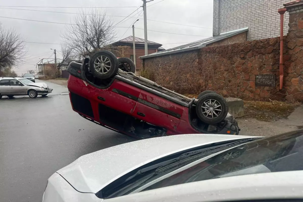 Авто перевернулось на крышу в ДТП в Семее