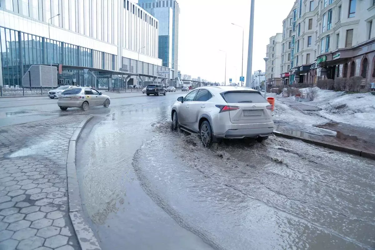 Дождь со снегом: водителей в Казахстане предупредили об опасности на дорогах